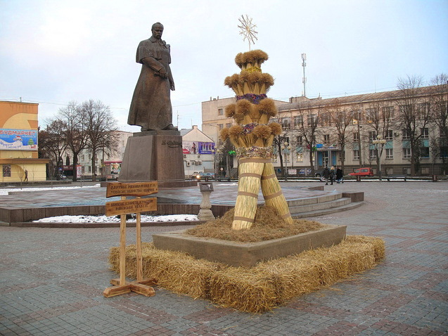 Величний Різдвяний Дідух - дарунок місту Рівне та рівнянам 1/1 Величний Різдвяний Дідух - дарунок місту Рівне та рівнянам 1/1