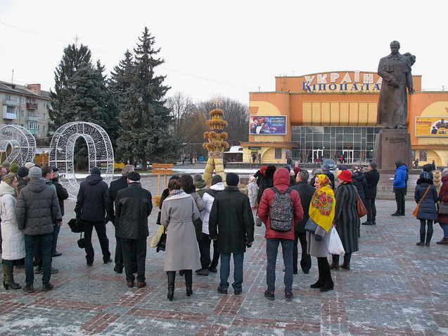 Величний Різдвяний Дідух - дарунок місту Рівне та рівнянам 1/1 Величний Різдвяний Дідух - дарунок місту Рівне та рівнянам 1/1