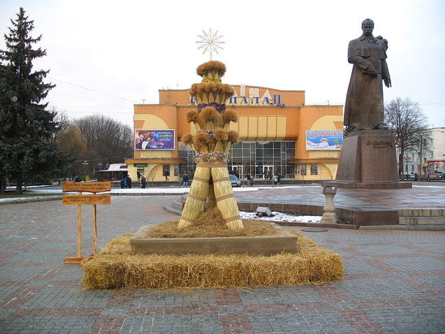 Величний Різдвяний Дідух - дарунок місту Рівне та рівнянам 1/1 Величний Різдвяний Дідух - дарунок місту Рівне та рівнянам 1/1